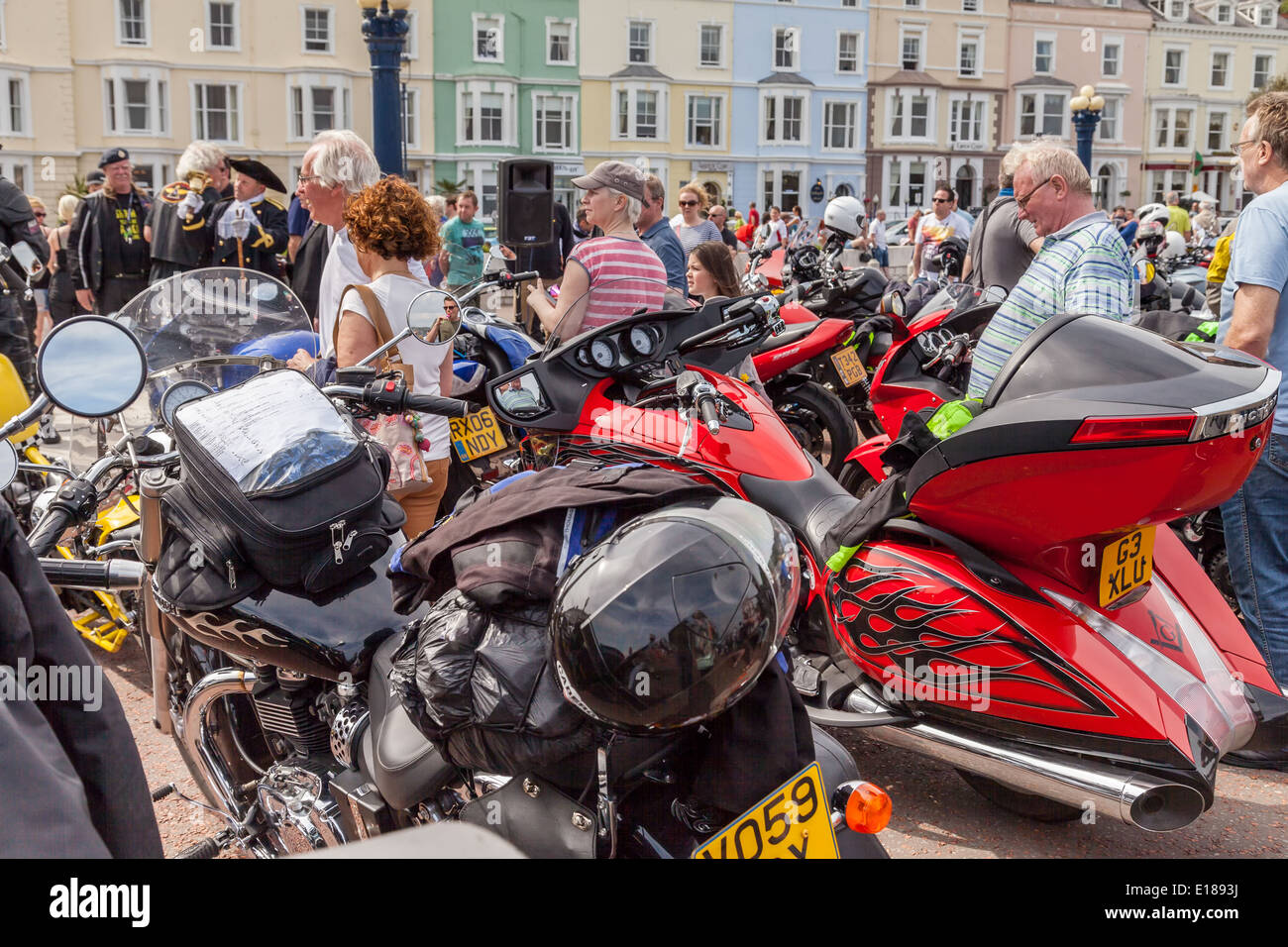 Llandudno, promenade, Conway, Wales, 18. Mai 2014. Nahaufnahme von Motorrädern und Biker am Kriegerdenkmal Wales UK Stockfoto