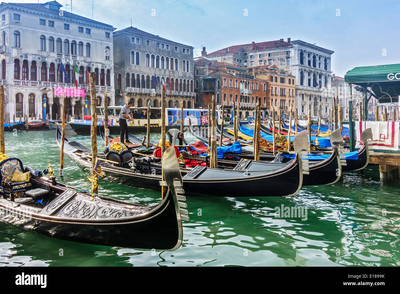 Gondeln auf dem Canal Grande Venedig festgemacht Stockfoto