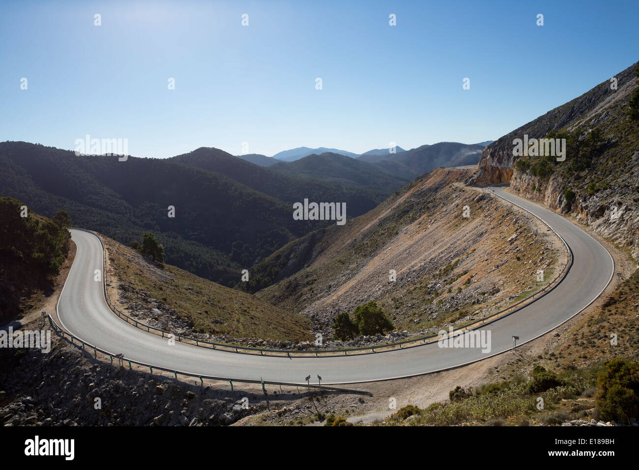 Blick auf Berge und kurvenreiche Straße Stockfoto