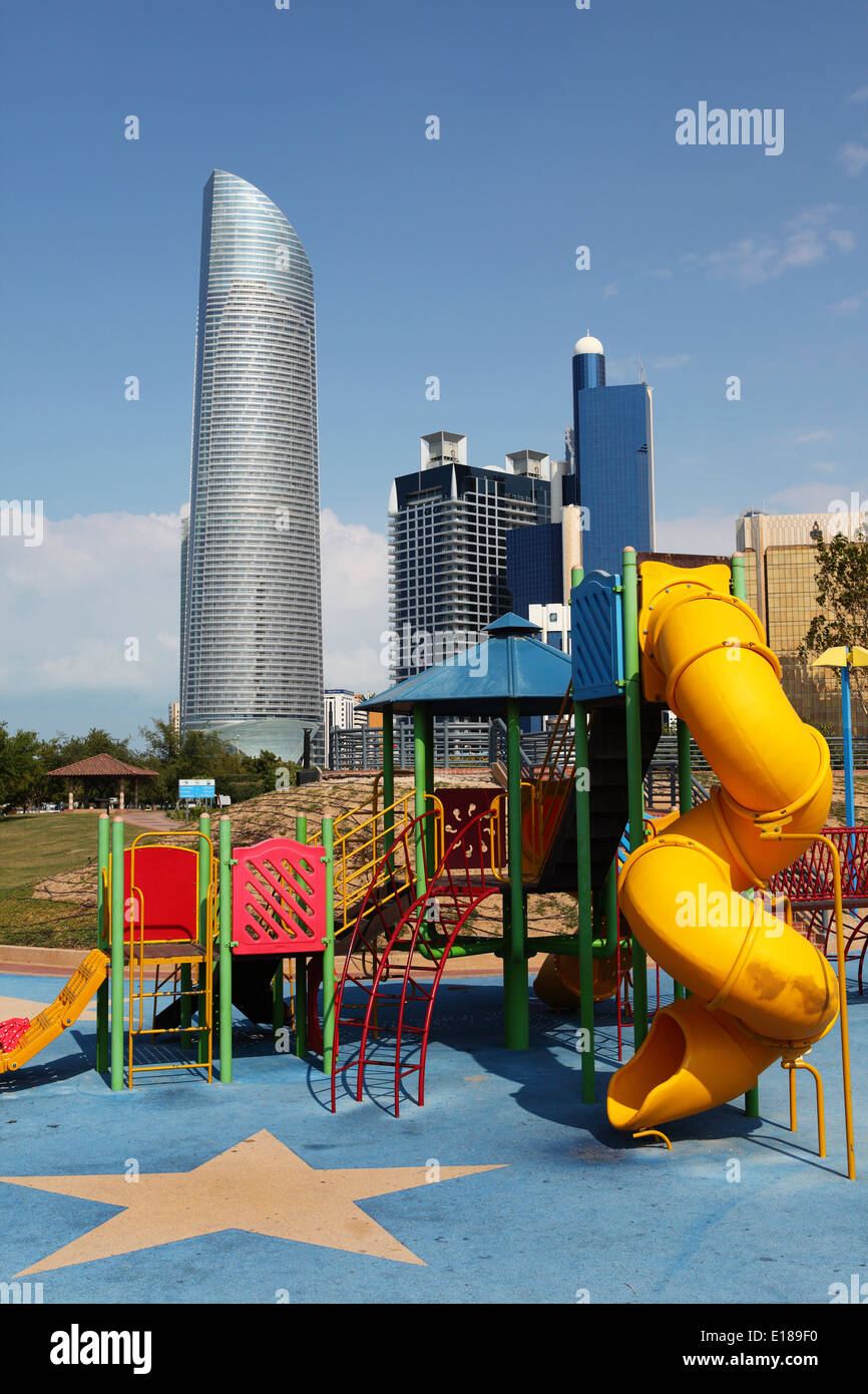 Ein Kinderspielplatz im Family Park in der Innenstadt von Abu Dhabi, Vereinigte Arabische Emirate. Stockfoto