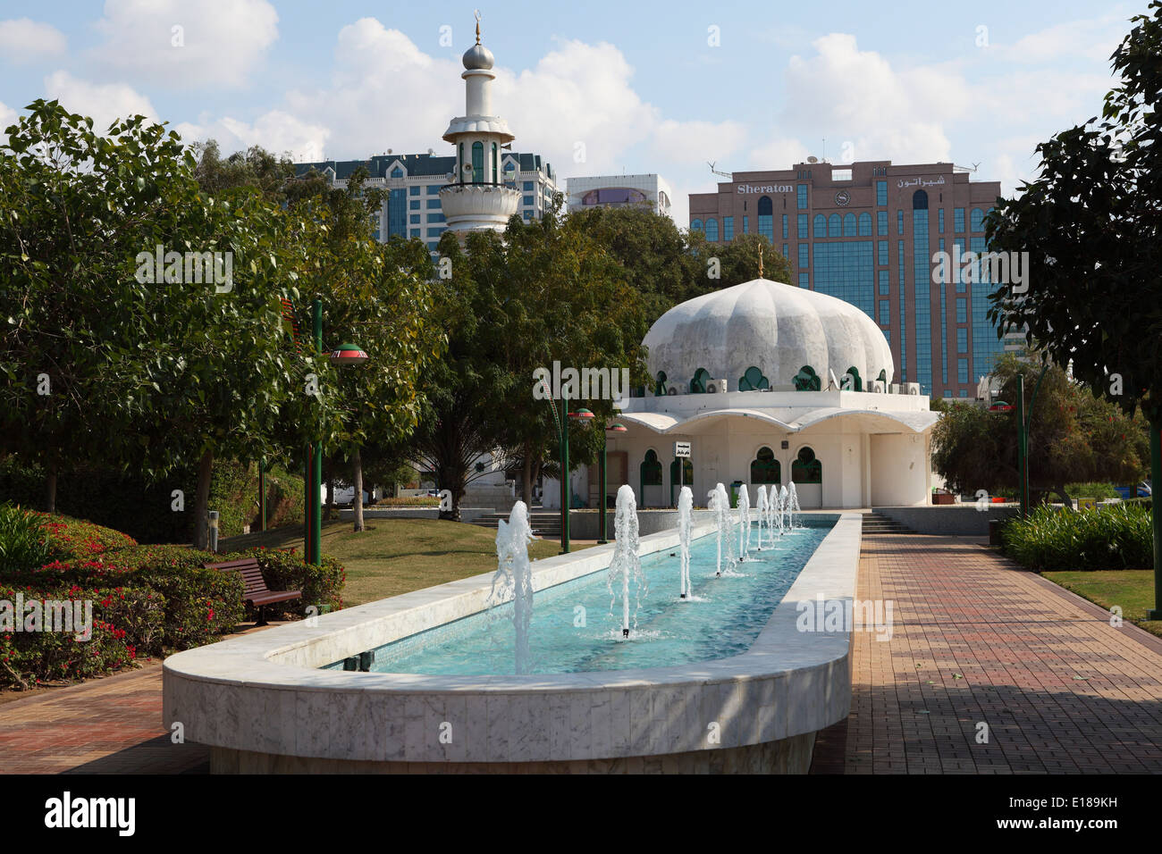 Moschee und Brunnen im Family Park in der Innenstadt von Abu Dhabi, Vereinigte Arabische Emirate. Stockfoto