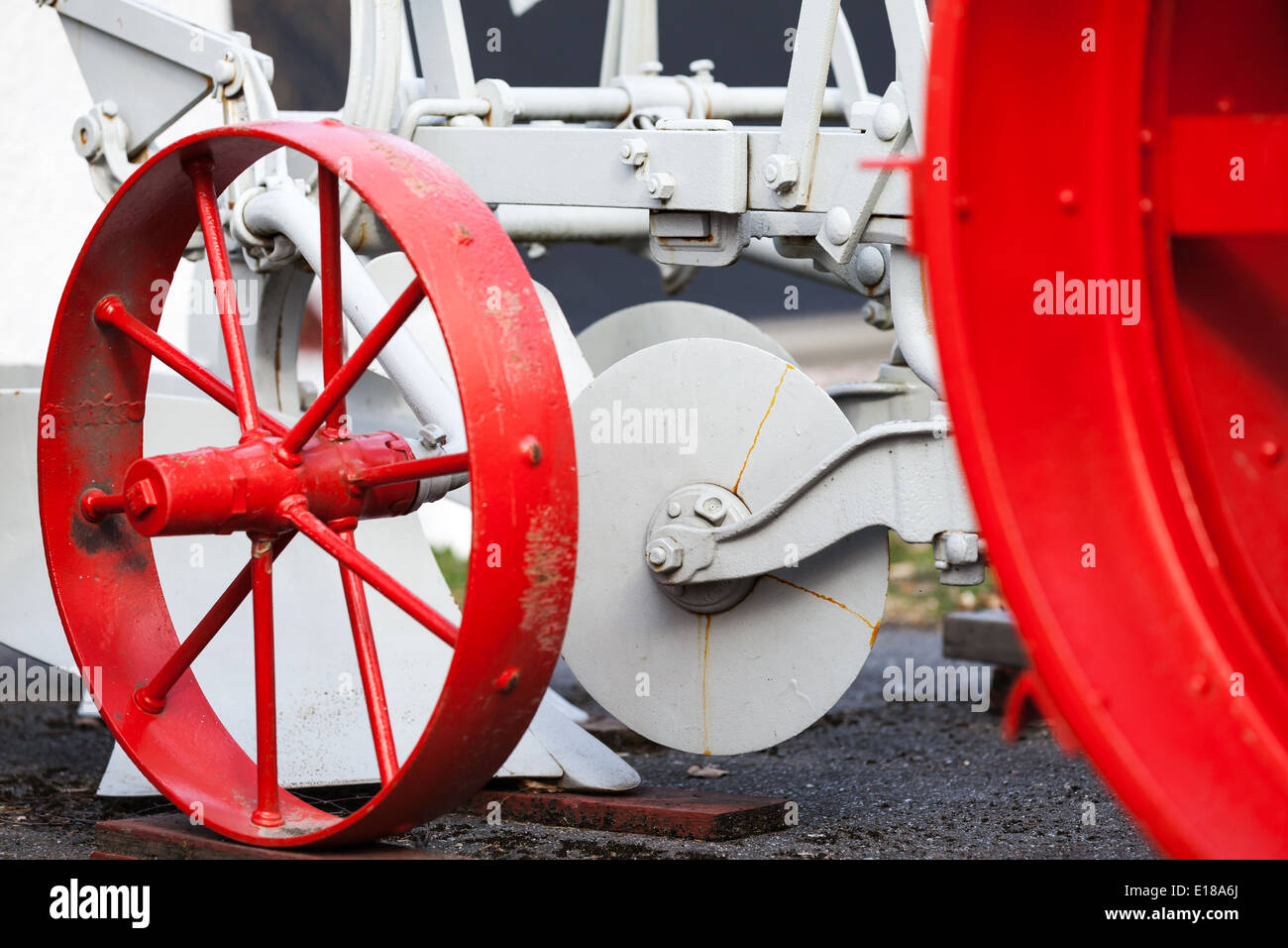 Fragment der alten weißen Traktor mit roten Rädern Stockfoto