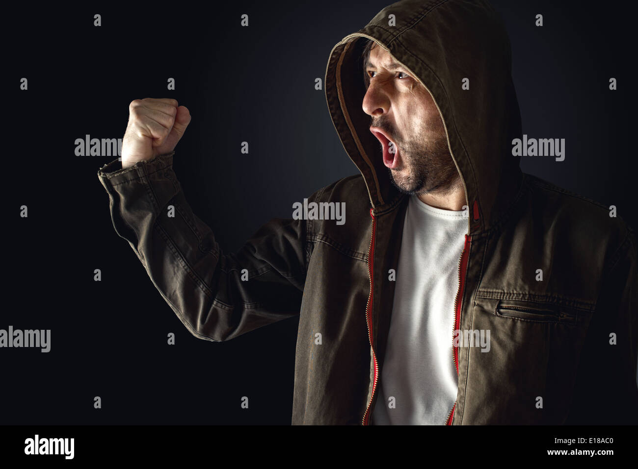 Männlicher Demonstrant ruft bei Riot Act auf den Straßen. Stockfoto