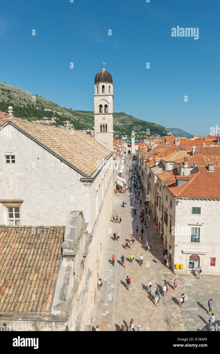 Menschen auf der Straße in der Altstadt von th, Dubrovnik, Kroatien Stockfoto