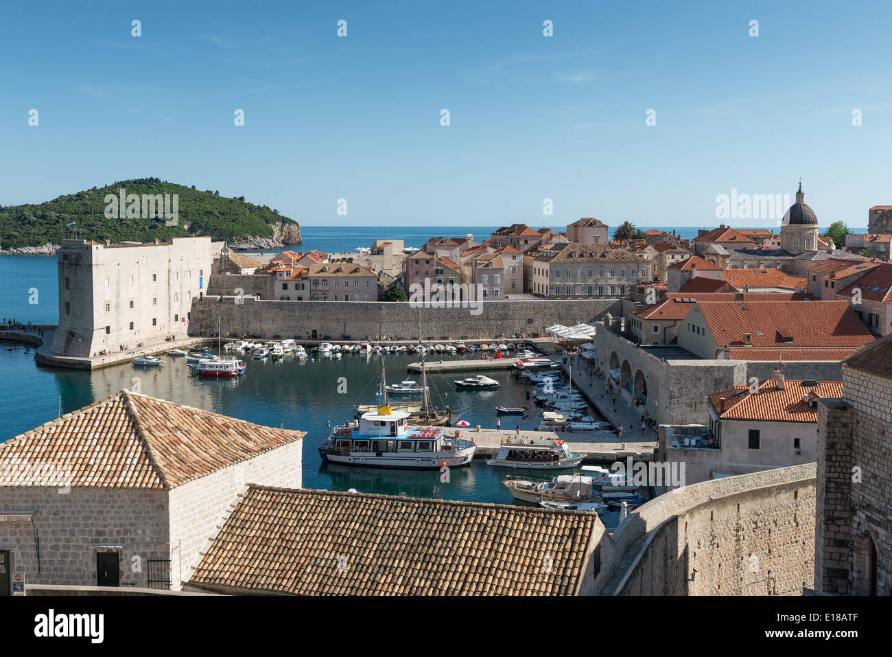 Blick über den Hafen von St. John Fort mit Booten im Vordergrund und die Mauern der Altstadt im Blick, Dubrovnik, Kroatien Stockfoto