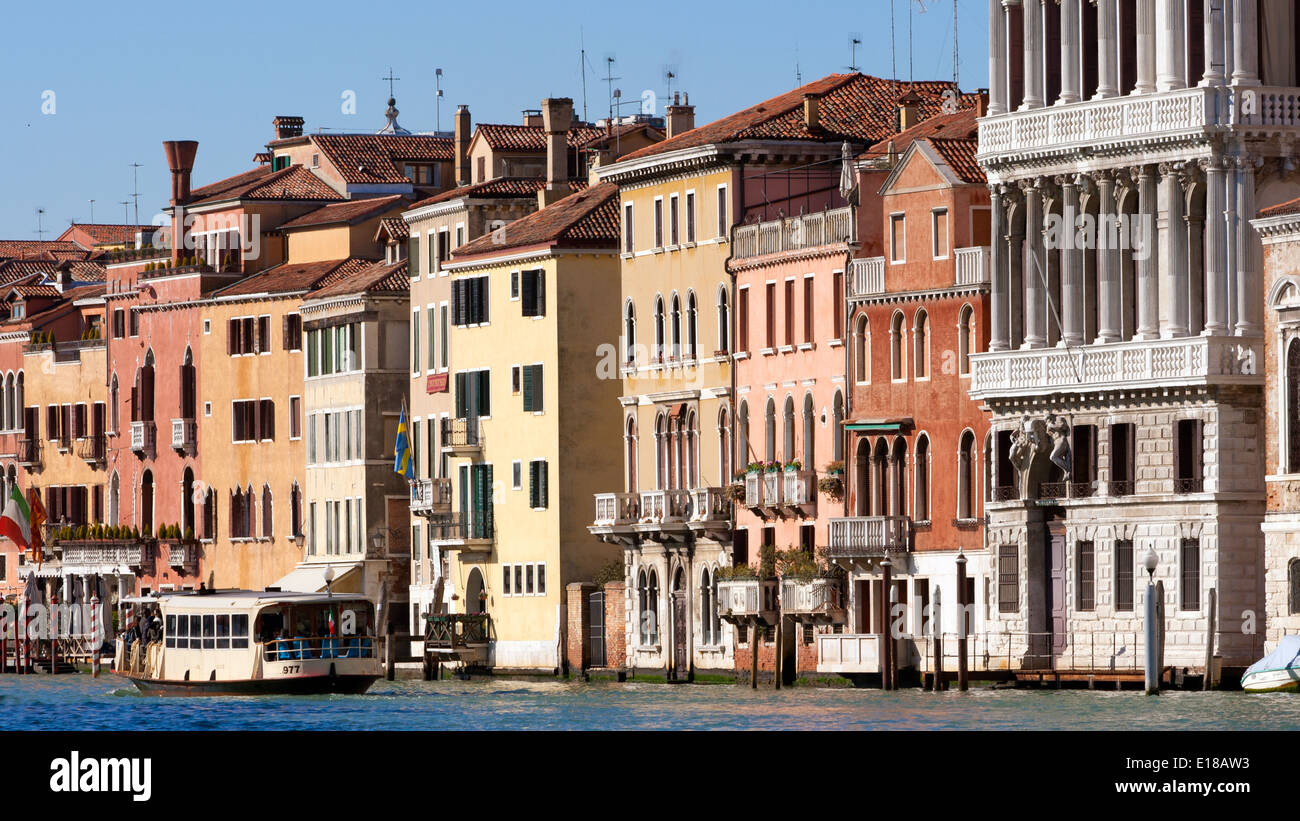 Palazia und ein Wasser-Taxi am Canal Grande in Venedig, Italien Stockfoto