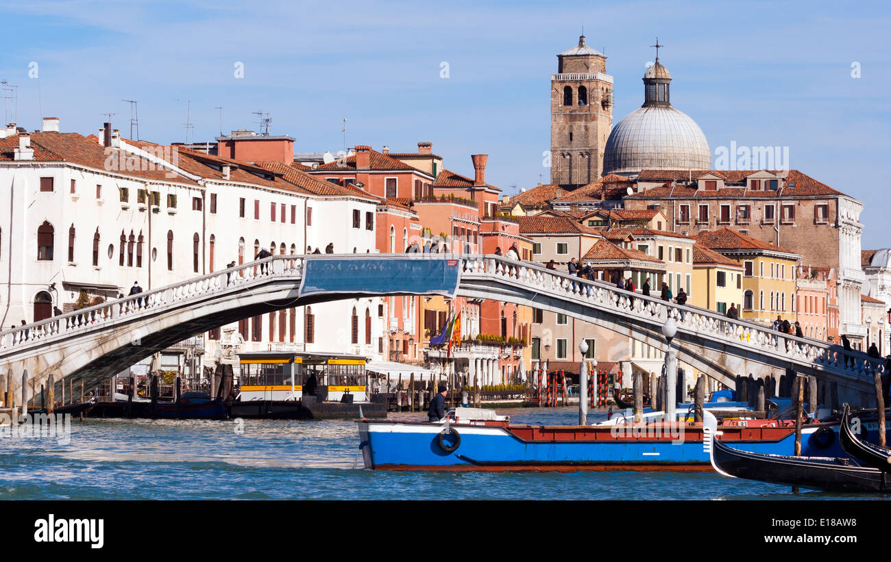 Ponte Degli Scalzi über den Canal Grande in Venedig, Italien. Die erste Brücke die meisten Touristen gehen wenn sie in Venedig ankommen. Stockfoto