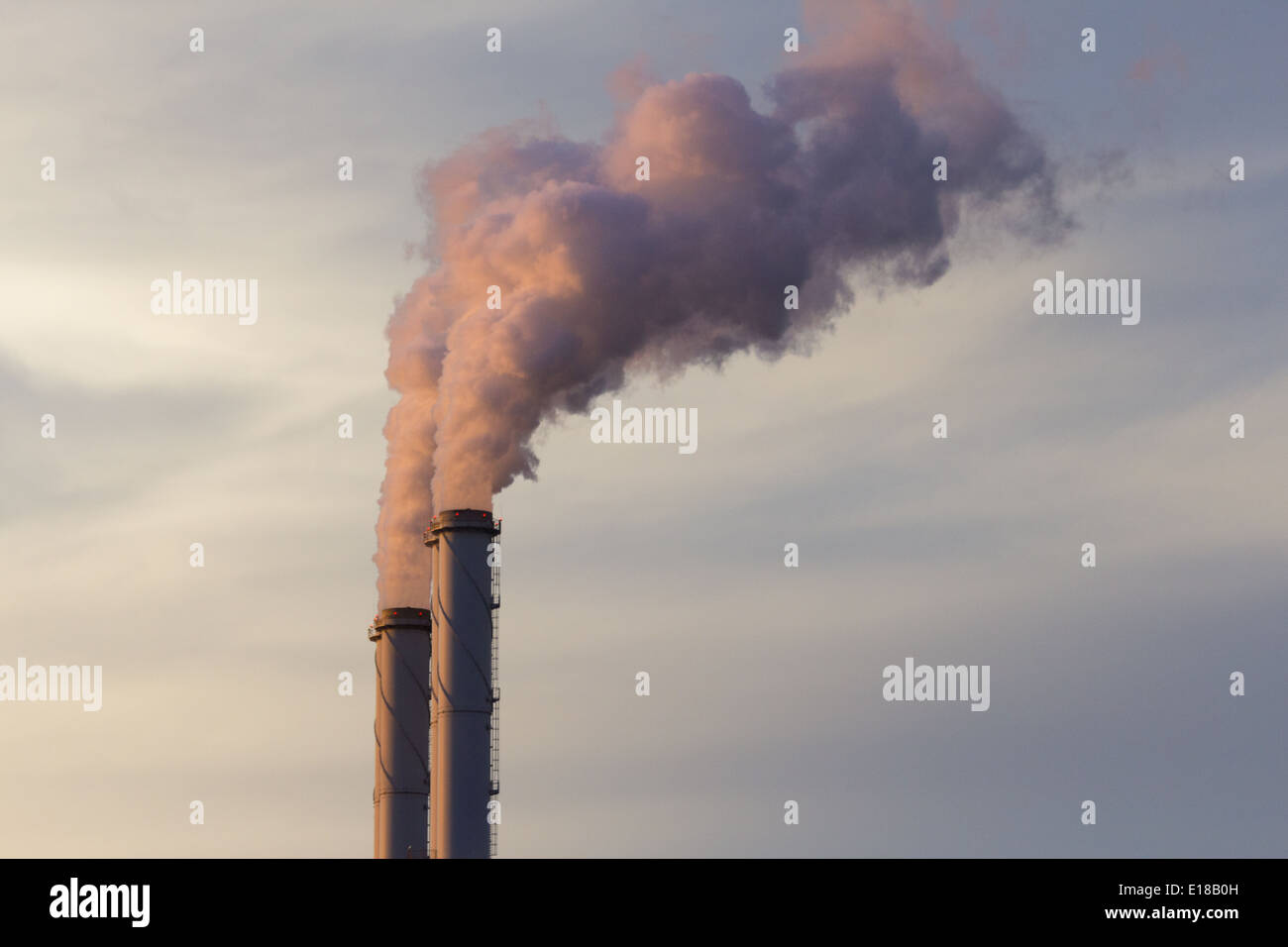 Rauchentwicklung aus Fabrik Rohre Stockfoto