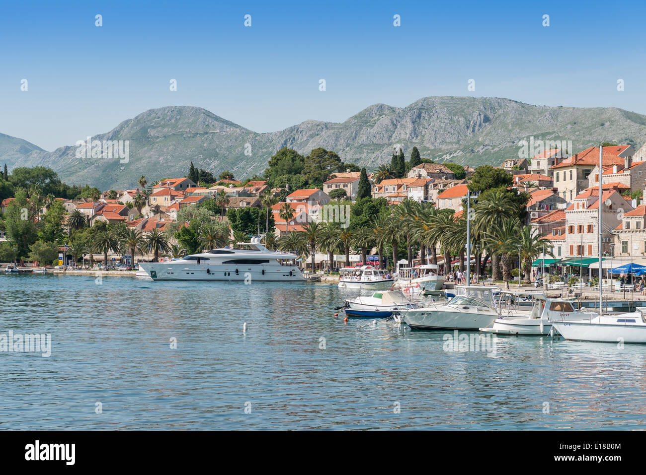 Die Waterfront, Cavtat, mit Booten vertäut, Kroatien, Europa Stockfoto
