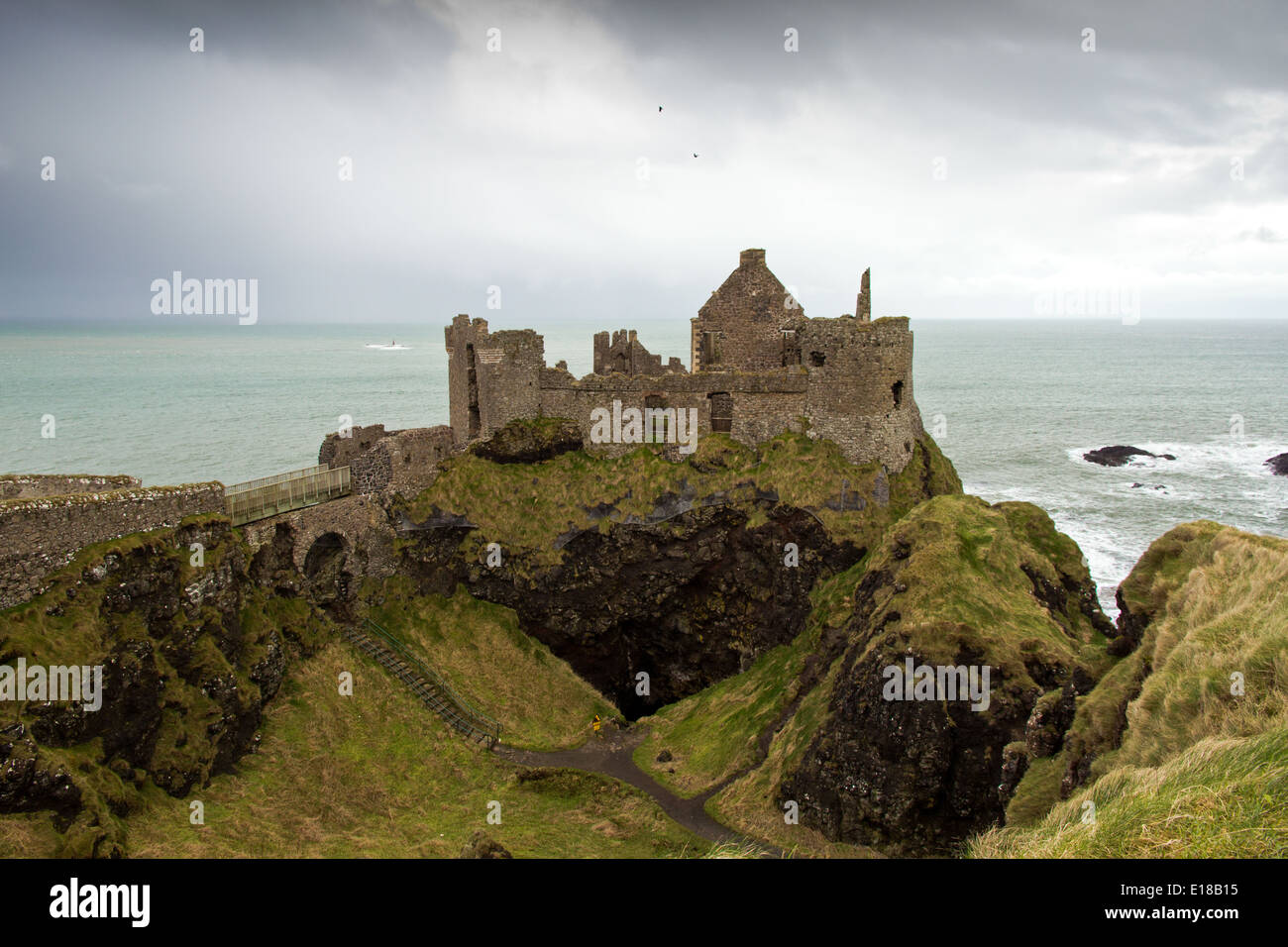 Dunluce Castle, eine mittelalterliche Burgruine in Nordirland Stockfoto