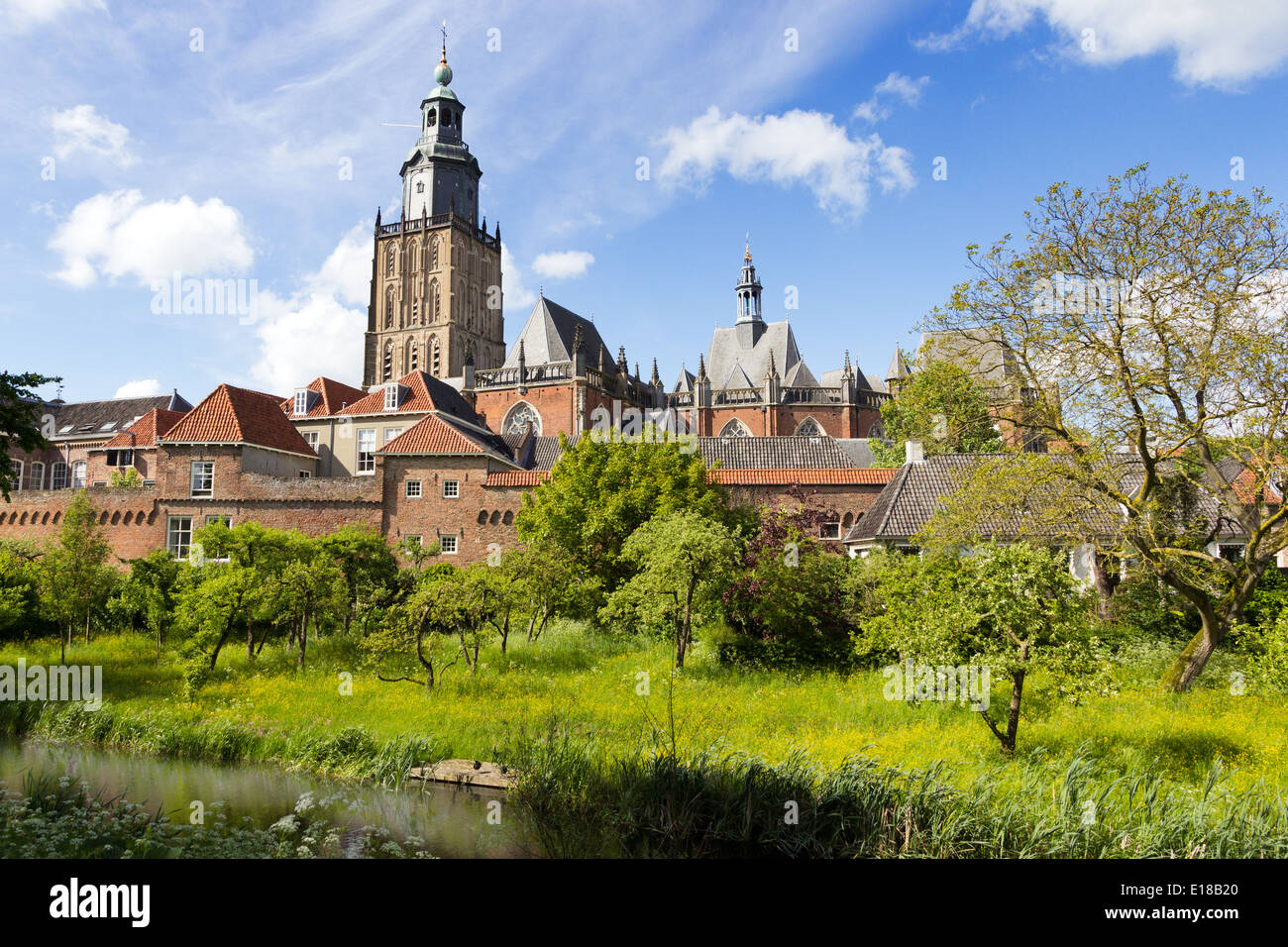 Blick auf die St. Walburgis-Kirche und der Stadtmauer von der historischen Stadt Zutphen. Gelderland, Niederlande. Stockfoto