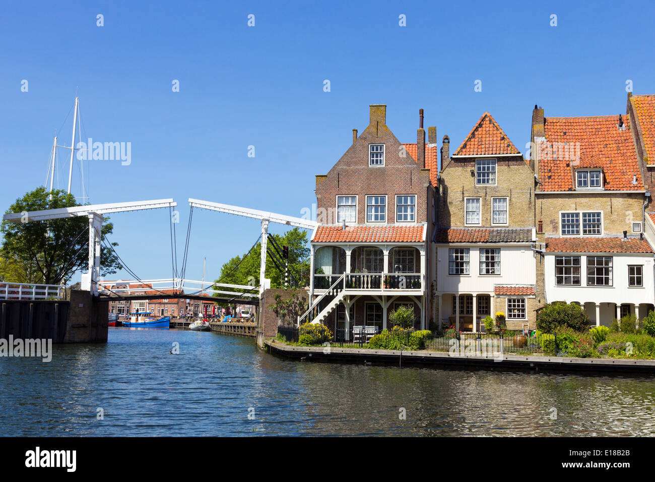 Häuser und einer Zugbrücke in Enkhuizen, Niederlande. Die Stadt war einst eines der Hafenstädte der VOC. Stockfoto