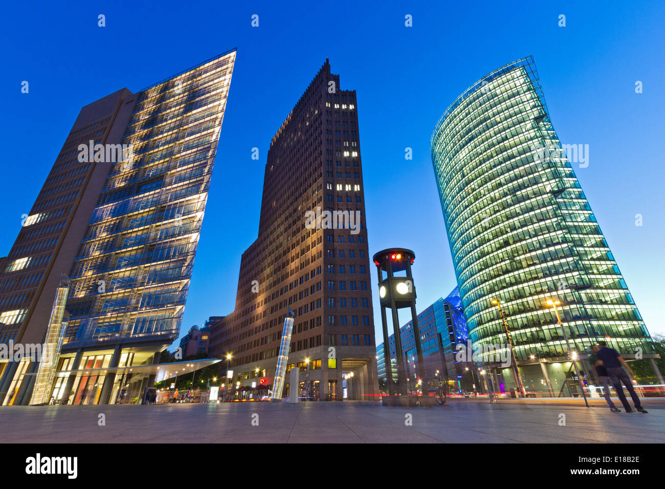 Abends Blick auf der Kreuzung Potsdamer Platz, Berlin, Deutschland Stockfoto