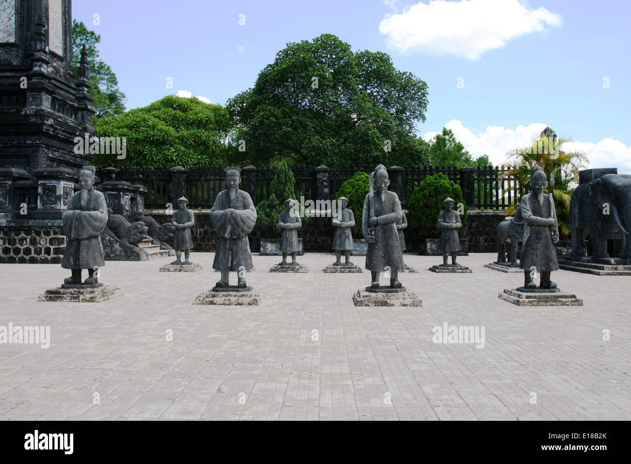 Statuen am Grab von Kaiser Khai Dinh, Hue, Vietnam Stockfoto