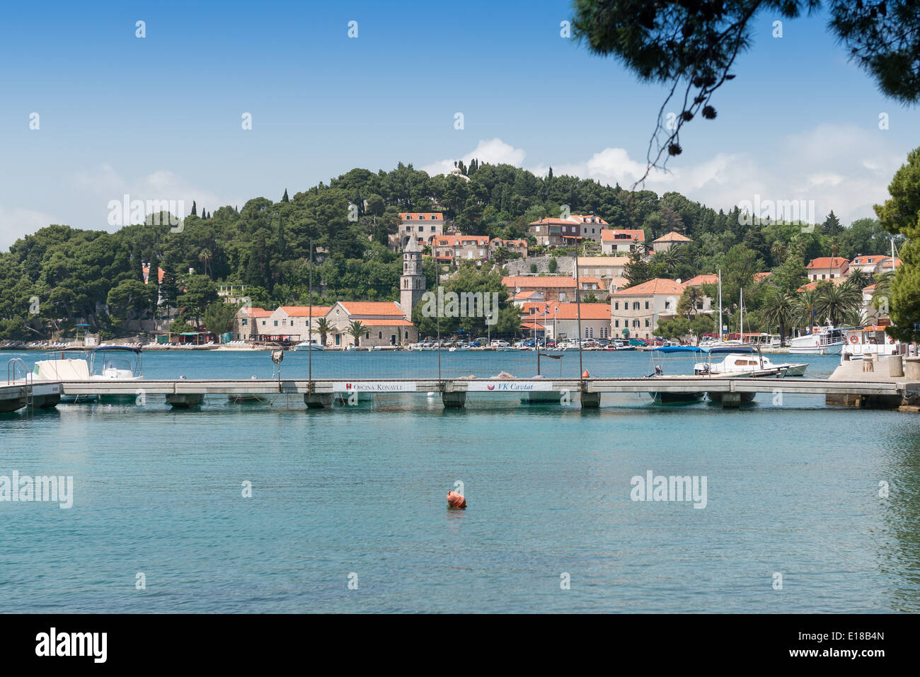 Die Waterfront, Cavtat, mit einem Boot Segeln in der Bucht, Kroatien, Europa Stockfoto