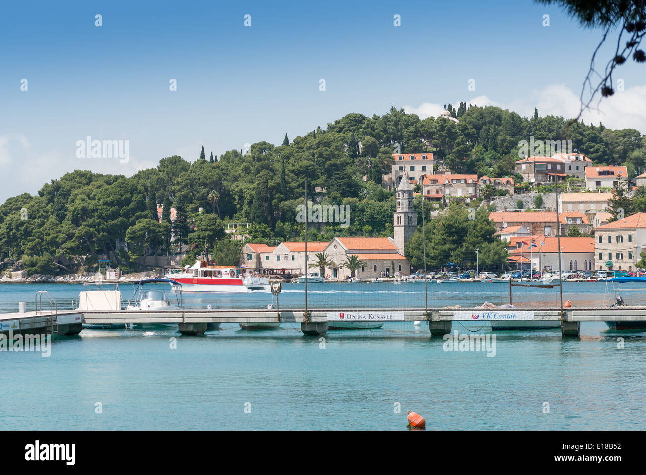 Die Waterfront, Cavtat, mit einem Boot Segeln in der Bucht, Kroatien, Europa Stockfoto