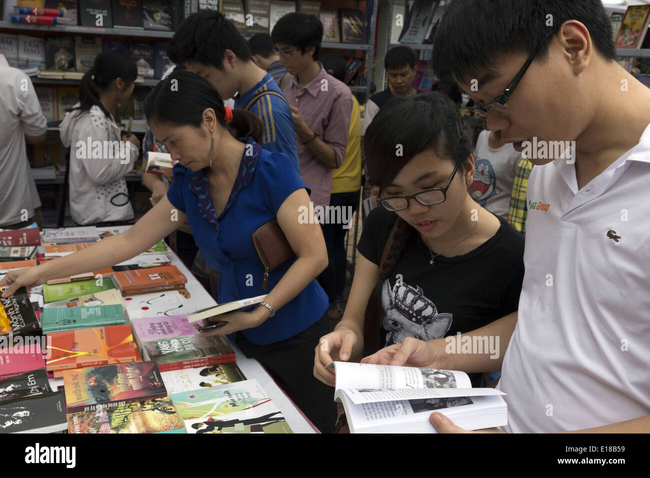 Eine Gruppe von Personen besuchen eines der Bücher stehen befindet sich an der Temple of Literature. Stockfoto