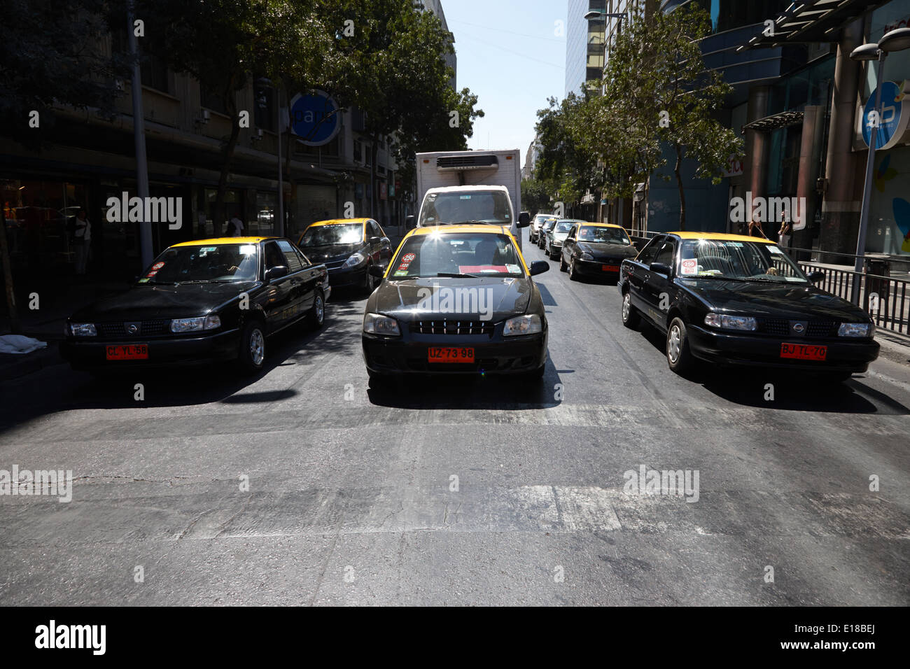 gelbe und schwarze Stadt taxis Taxis in der Innenstadt von Santiago Chile Stockfoto