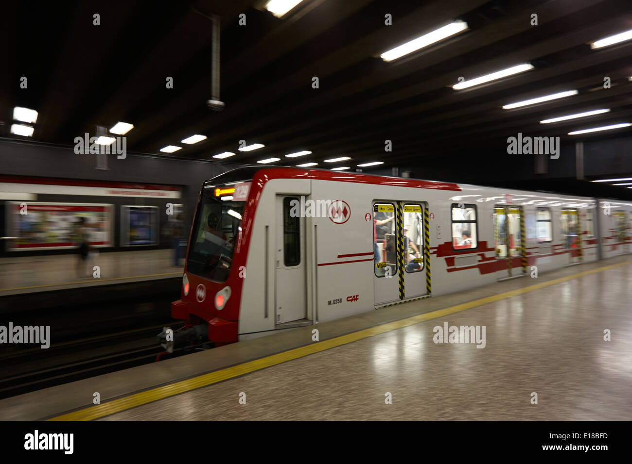 Umzug durch die u-Bahnstation Altstadt von Santiago Chile absichtlich Bewegungsunschärfe zu trainieren Stockfoto