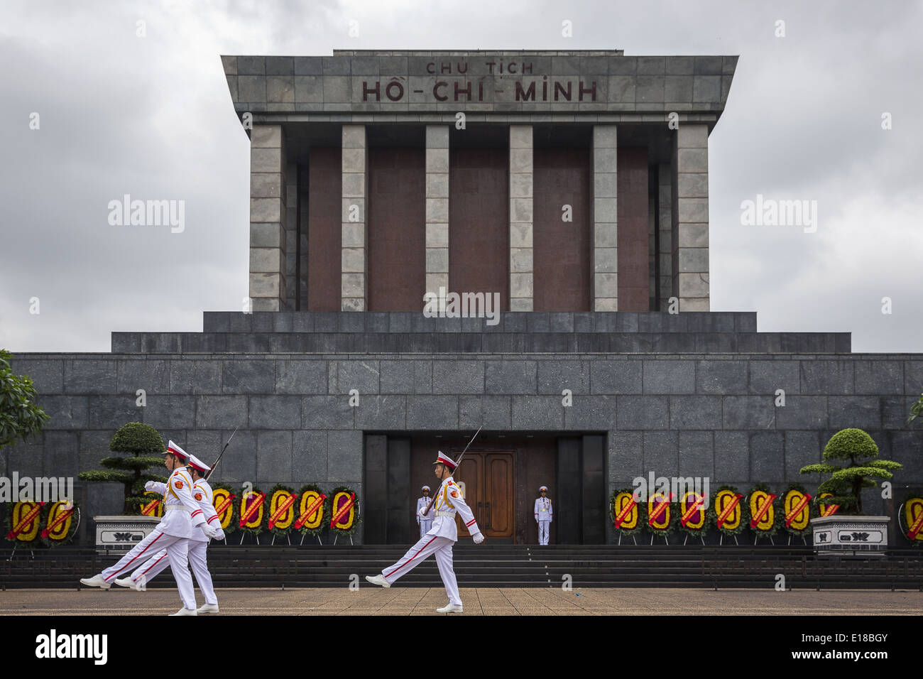 Ehrengarde bewacht das Mausoleum des Revolutionsführers Ho Chi Minh in Hanoi Stadt Stockfoto