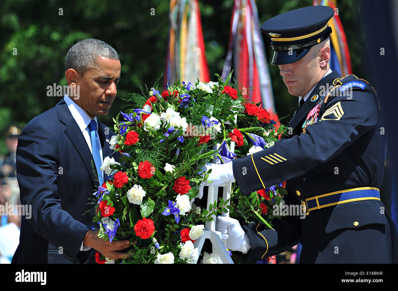 US Präsident Barack Obama legt einen Kranz am Grab der unbekannten während Volkstrauertag Zeremonien auf dem Arlington National Cemetery 26. Mai 2014 in Arlington, VA. Stockfoto