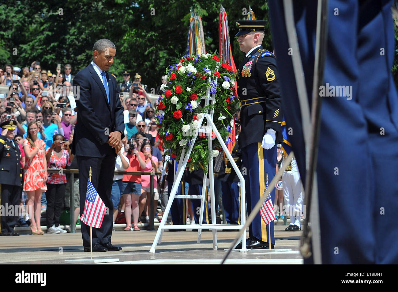 US Präsident Barack Obama legt einen Kranz am Grab der unbekannten während Volkstrauertag Zeremonien auf dem Arlington National Cemetery 26. Mai 2014 in Arlington, VA. Stockfoto