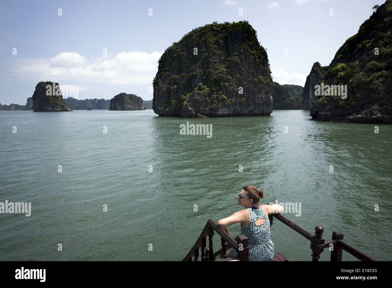 Ein touristisches Boot navigiert zwischen den kleinen Inseln der Ha Long Bay Stockfoto