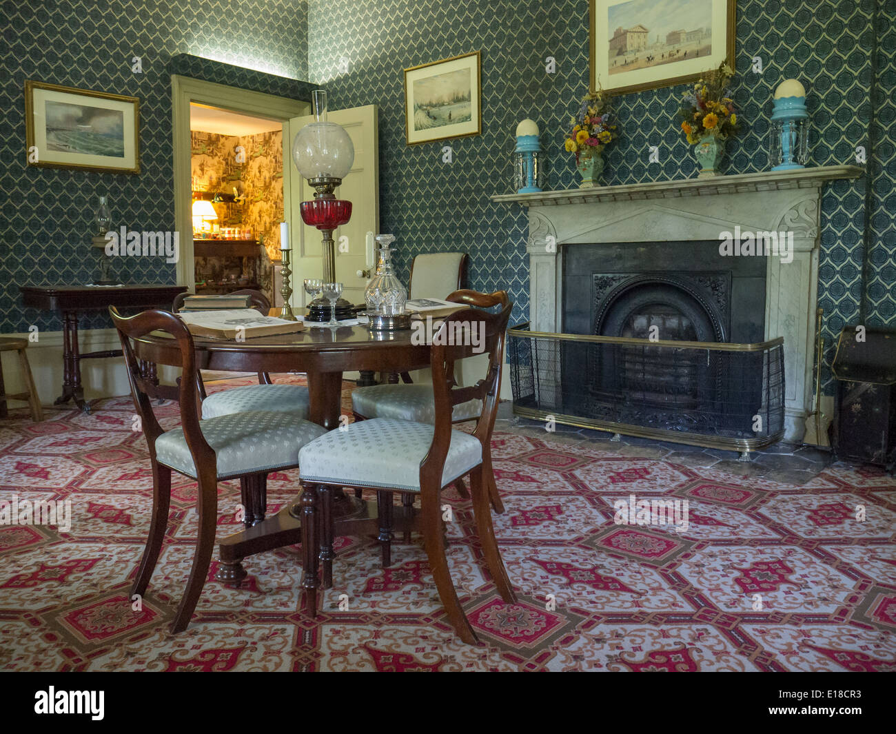 Vintage Familienzimmer Kamin alten Holztisch Stuhl Colborne Lodge Stockfoto