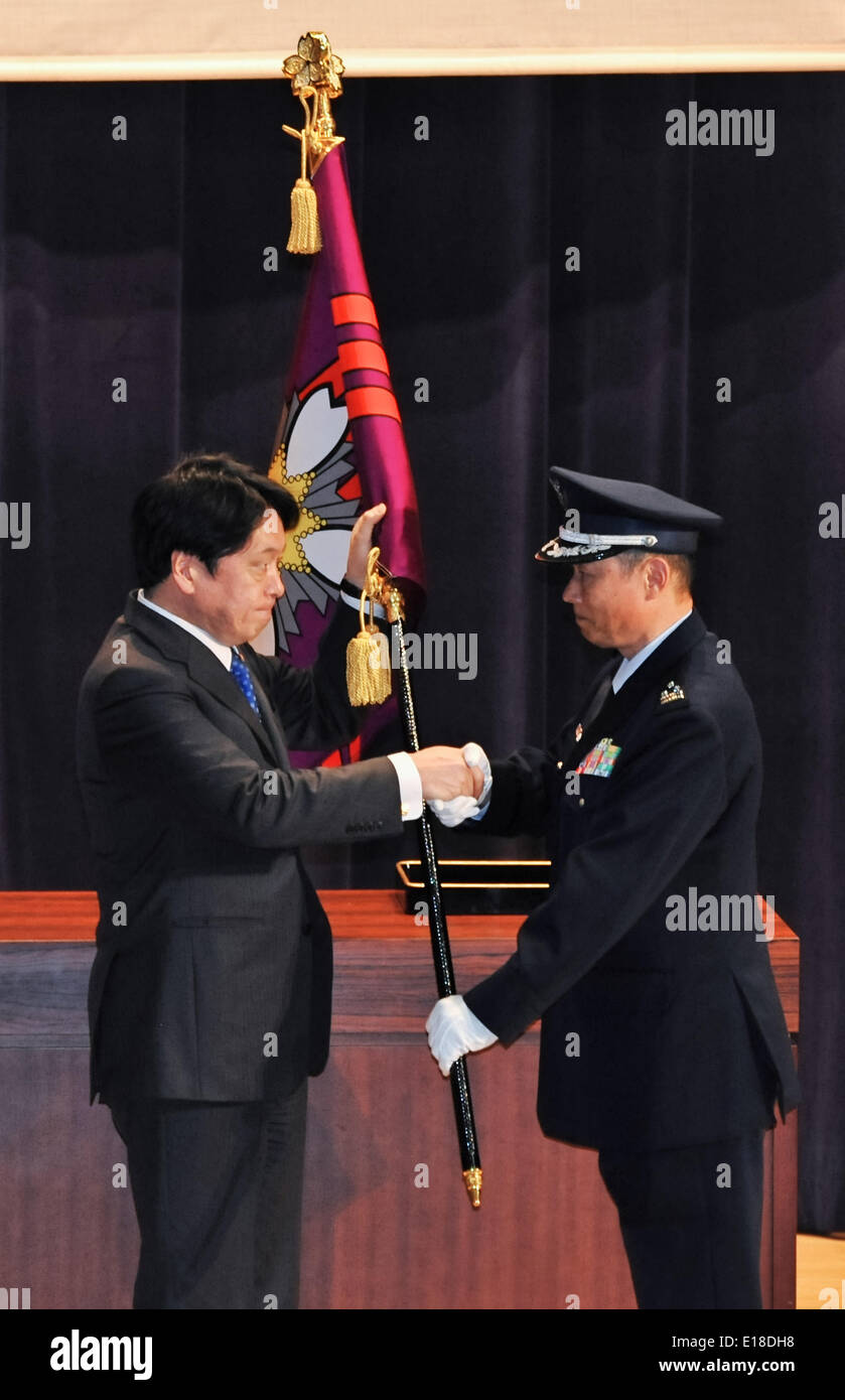 26. März 2014, Tokio, Japan: Japans Minister der Verteidigung Itsunori Onodera Auszeichnung die Flagge zum Cyber Defense Group Kommandierender Offizier, Oberst Masatoshi Sato an das Verteidigungsministerium in Tokio, Japan, am 26. März 2014. © AFLO/Alamy Live-Nachrichten Stockfoto