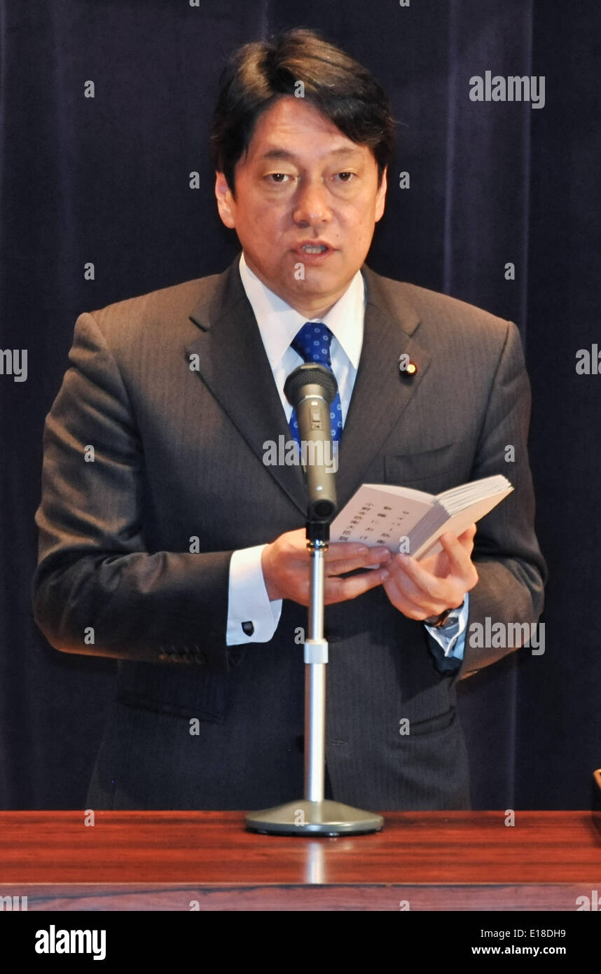 26. März 2014, Tokio, Japan: Japans Minister der Verteidigung Itsunori Onodera geben Anweisungen, um Mitglied der Japan Self-Defense Force Cyber Defense Group an das Verteidigungsministerium in Tokio, Japan, am 26. März 2014. © AFLO/Alamy Live-Nachrichten Stockfoto