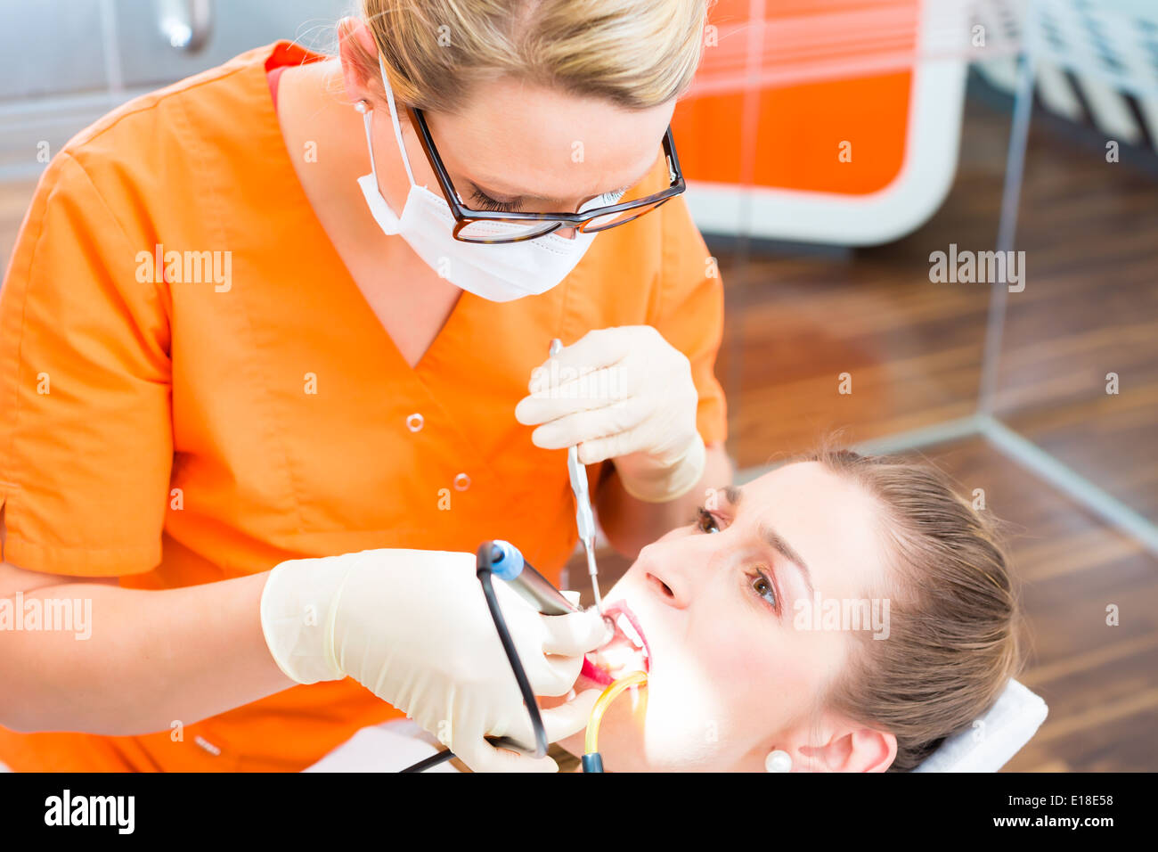 Patienten mit zahnärztlichen Zahnreinigung beim Zahnarzt Stockfoto