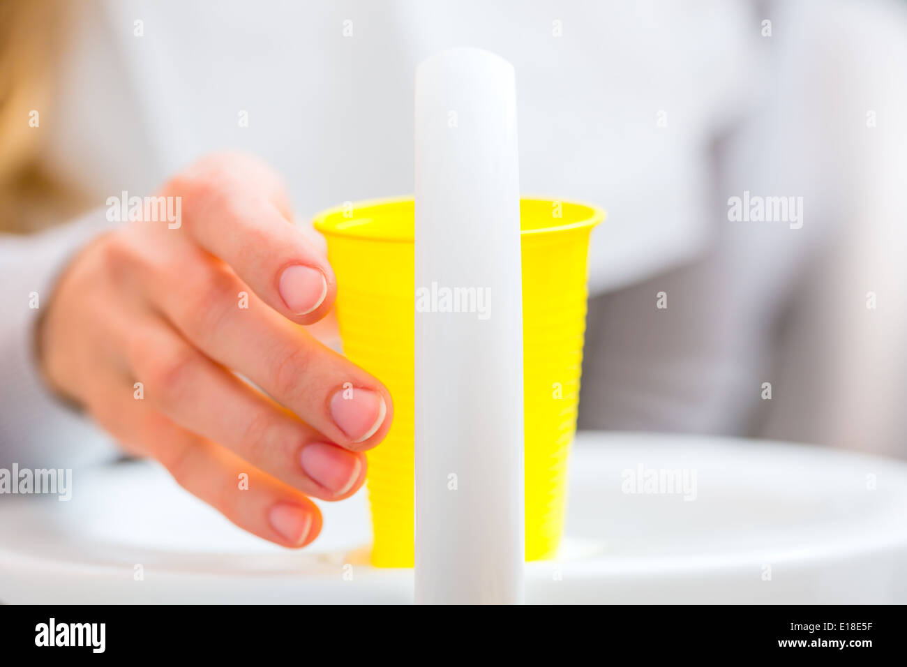 Patienten spülen Mund mit einer Tasse Wasser beim Zahnarzt Stockfoto