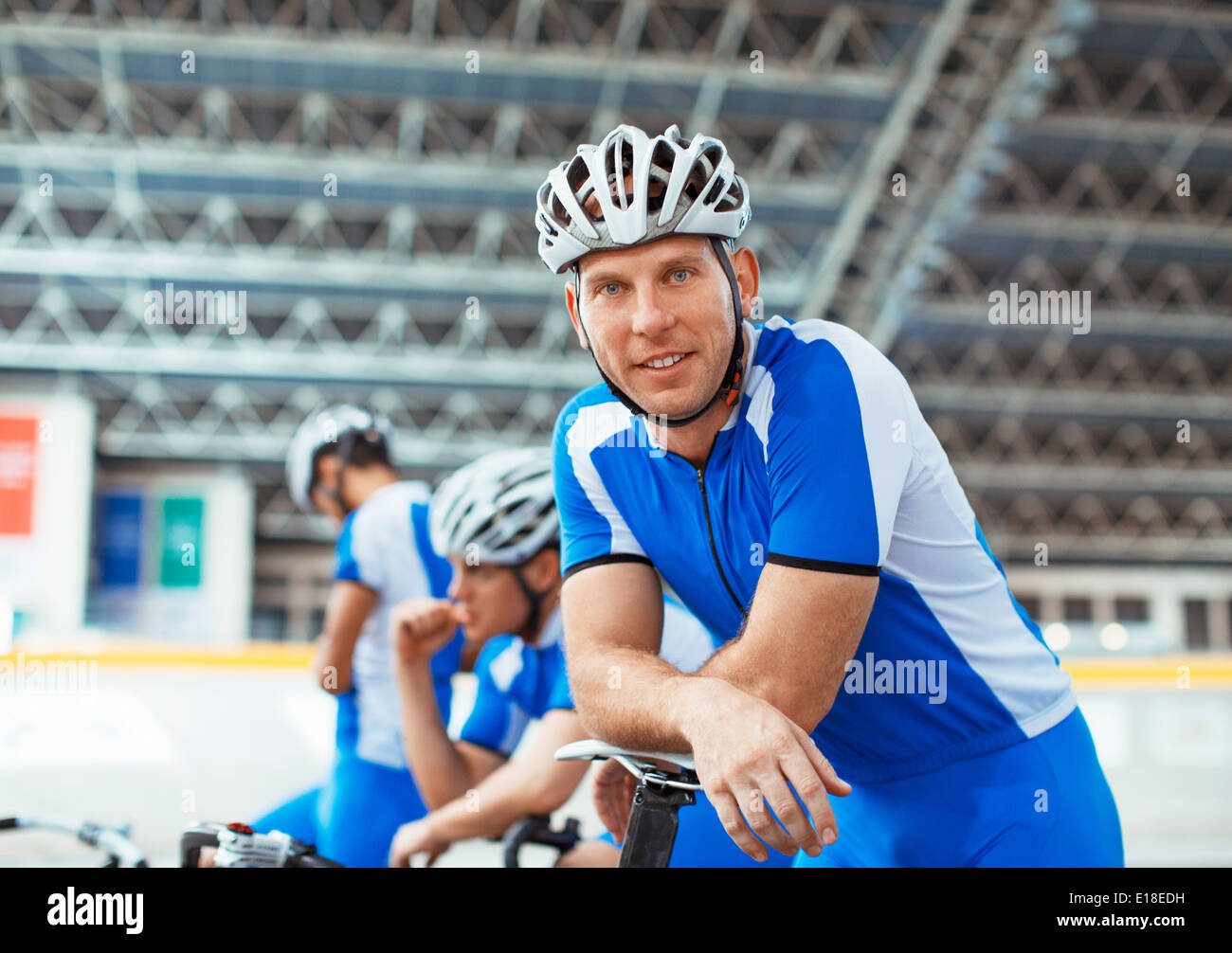 Porträt der Bahnradfahrer im Velodrom Stockfoto