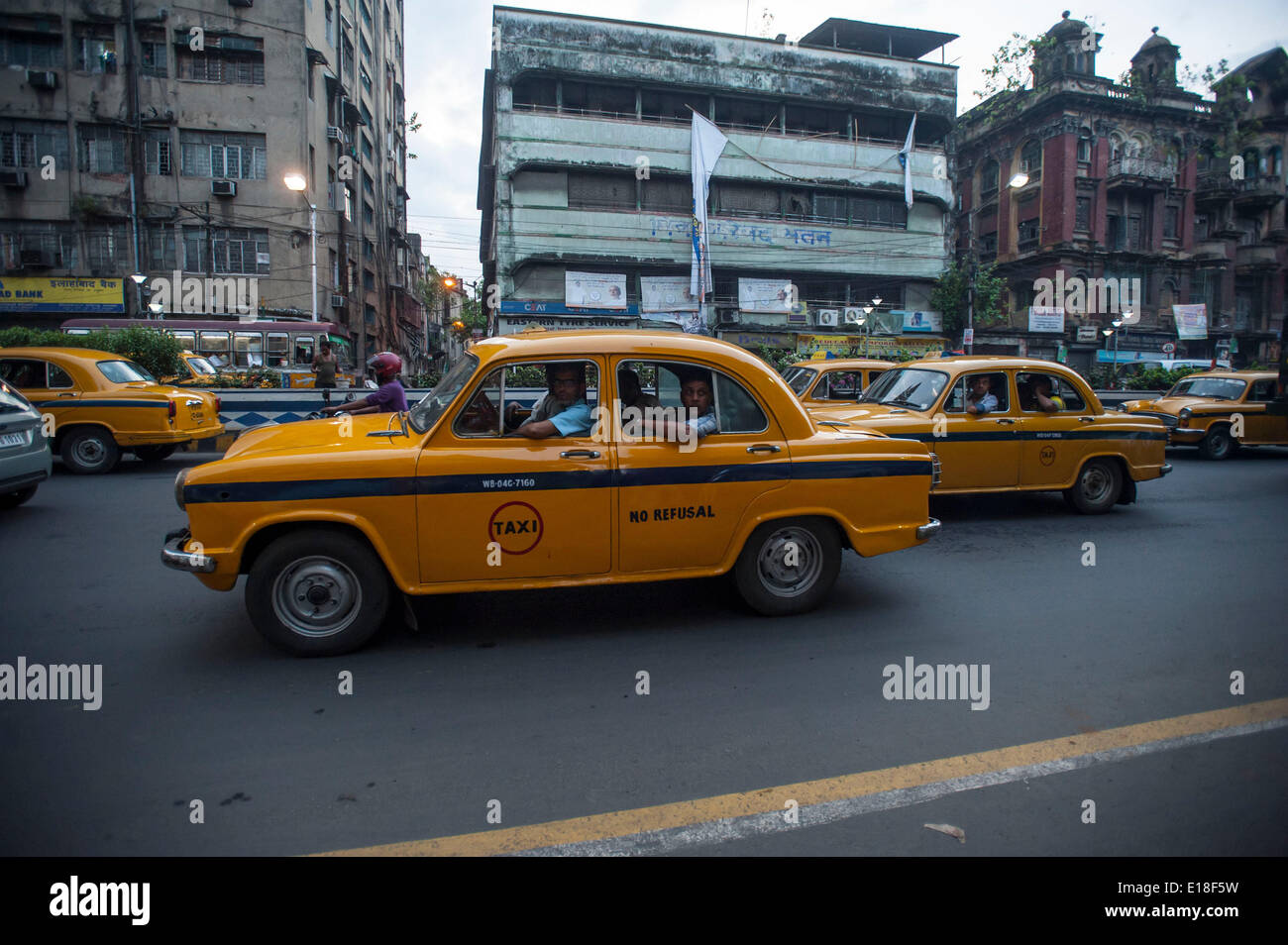 Calcutta, Indian state West Bengal. 26. Mai 2014. Gelbe farbige Botschafter Taxis bewegen sich durch die Straße in Kalkutta, Hauptstadt des östlichen indischen Bundesstaat Westbengalen, 26. Mai 2014. Obwohl das Botschafter-Taxi gewann die Krone der Welt beste Taxi von der BBC Top Gear Fernsehen zeigen auf 2013, Hindustan Motors die Produktion des Botschafters in seinem Uttarpara Werk in West-Bengalen aufgrund der schwachen Nachfrage und fehlender Mittel ausgesetzt hat. Bildnachweis: Tumpa Mondal/Xinhua/Alamy Live-Nachrichten Stockfoto