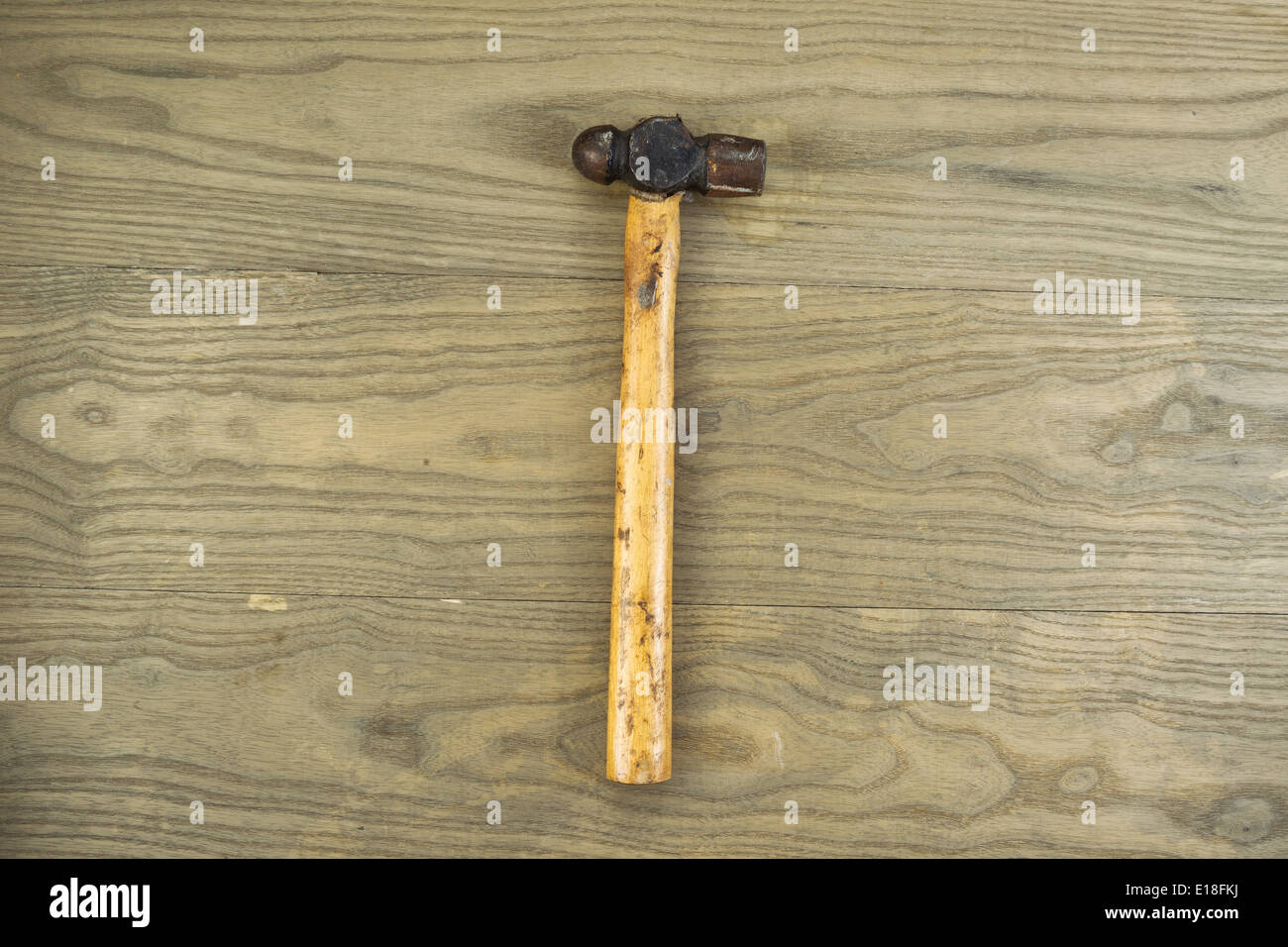 Horizontale Foto von einem alten Ball Peen Hammer auf Alter Holz Stockfoto