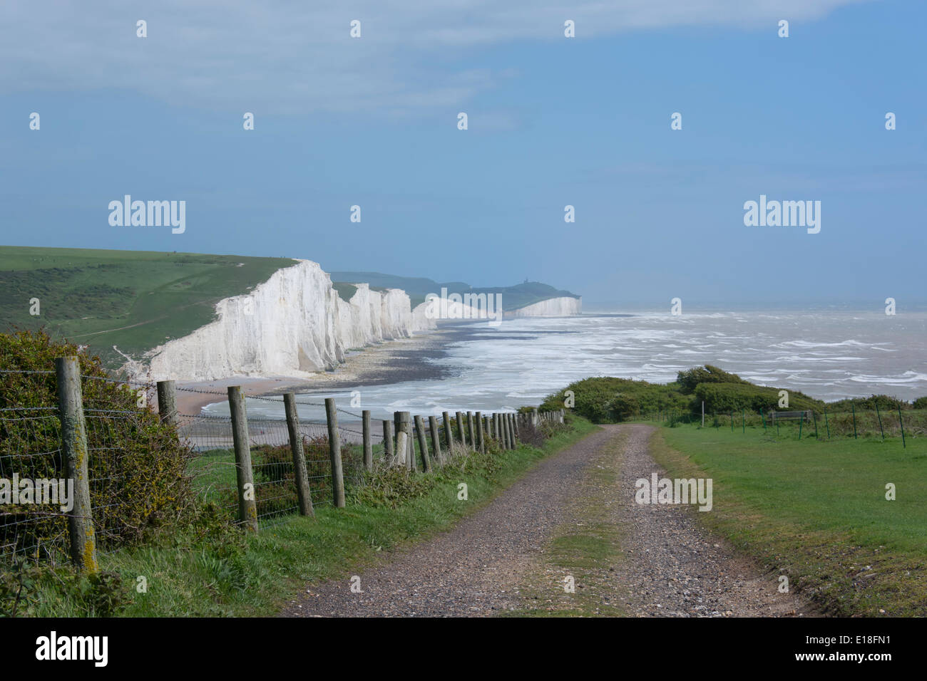 Ein Blick auf die sieben Schwestern an einem windigen Tag.  Ende der South Downs Way in den South Downs National Park in East Sussex. Stockfoto