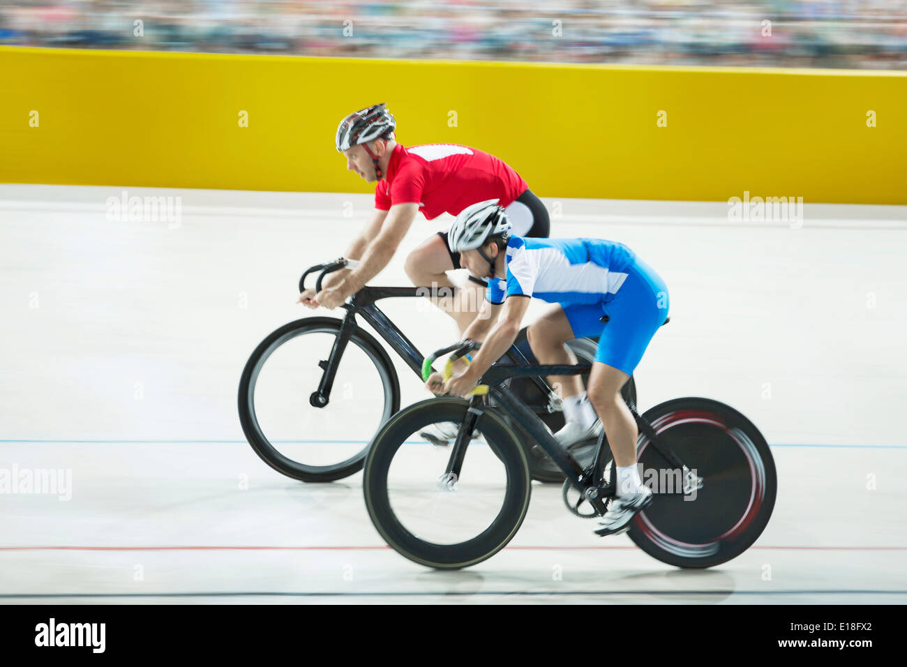 Bahnradfahrer Rennen im Velodrom Stockfoto