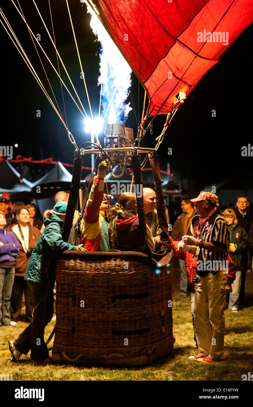 Heißluft-Ballon-Crew in Korb und Gas Flamme, Albuquerque International Balloon Fiesta, Albuquerque, New Mexico, Vereinigte Staaten Stockfoto