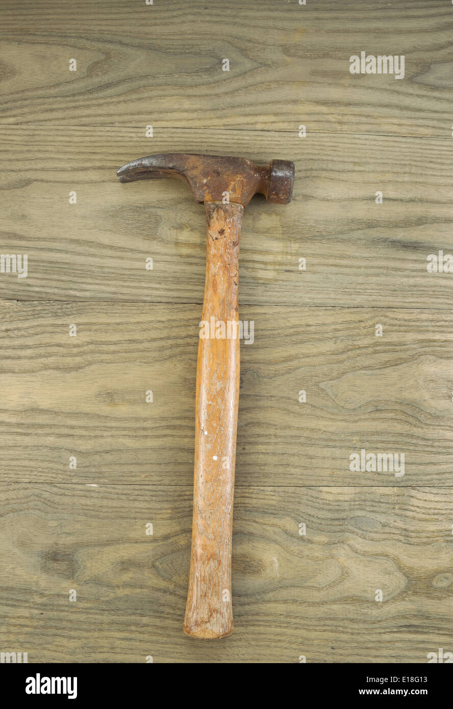 Vertikale Foto von einer alten Latthammer auf Alter Holz Stockfoto