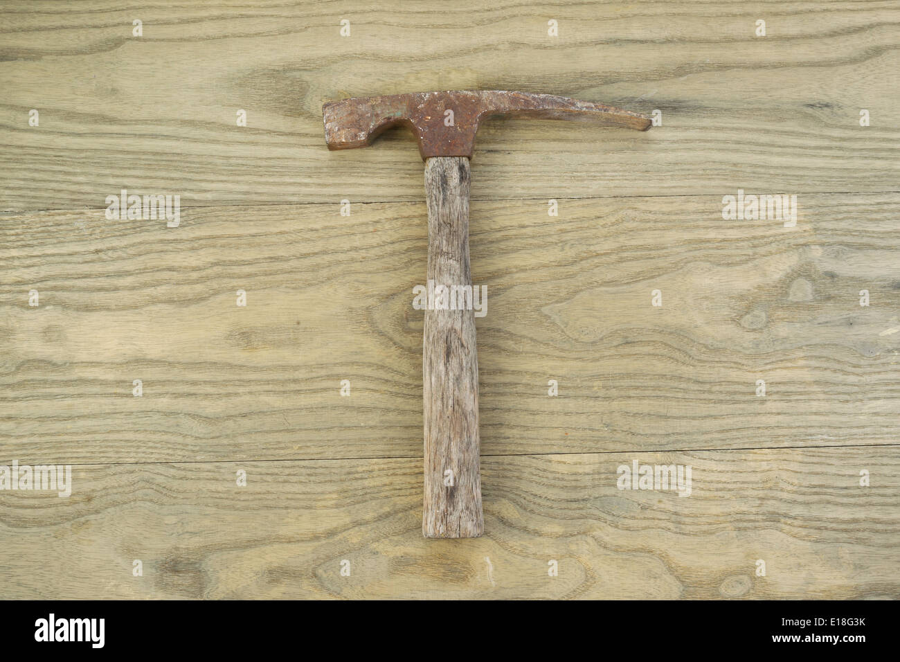 Horizontale Foto von einem alten Mauerwerk Hammer auf Alter Holz Stockfoto