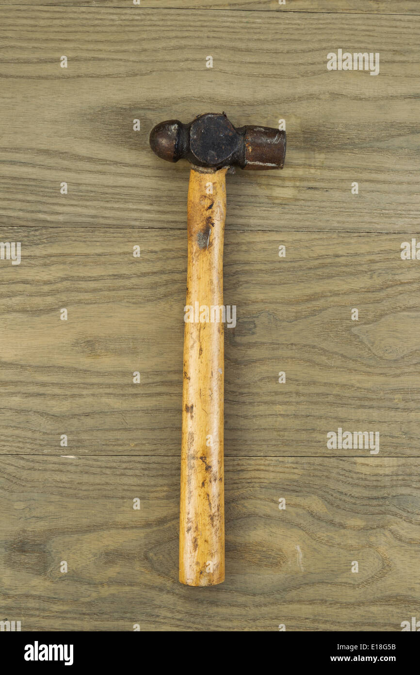 Vertikale Foto von einem alten Ball Peen Hammer auf Alter Holz Stockfoto