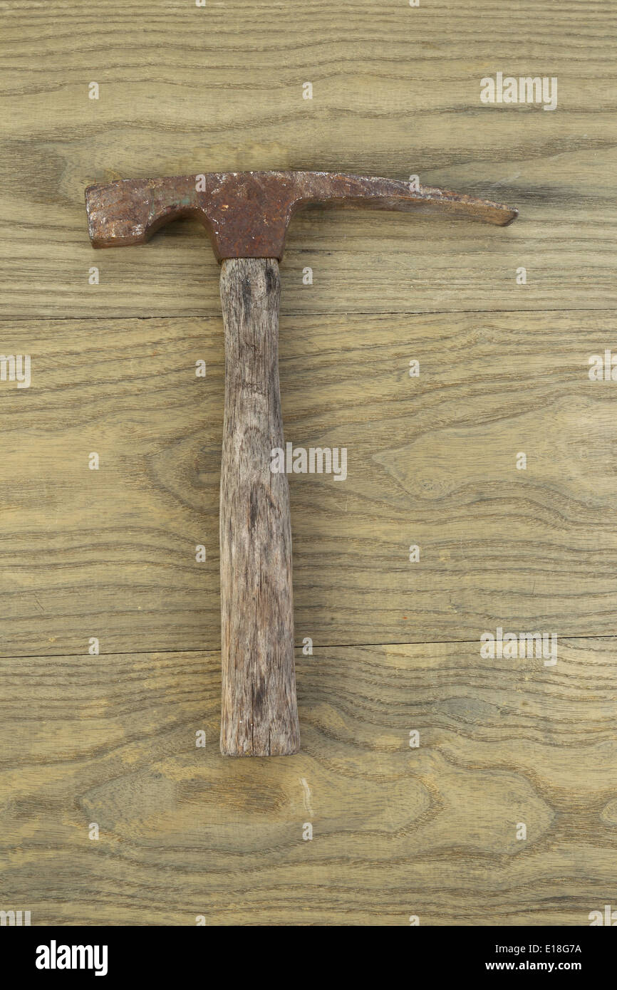 Vertikale Foto von einem alten Mauerwerk Hammer auf Alter Holz Stockfoto