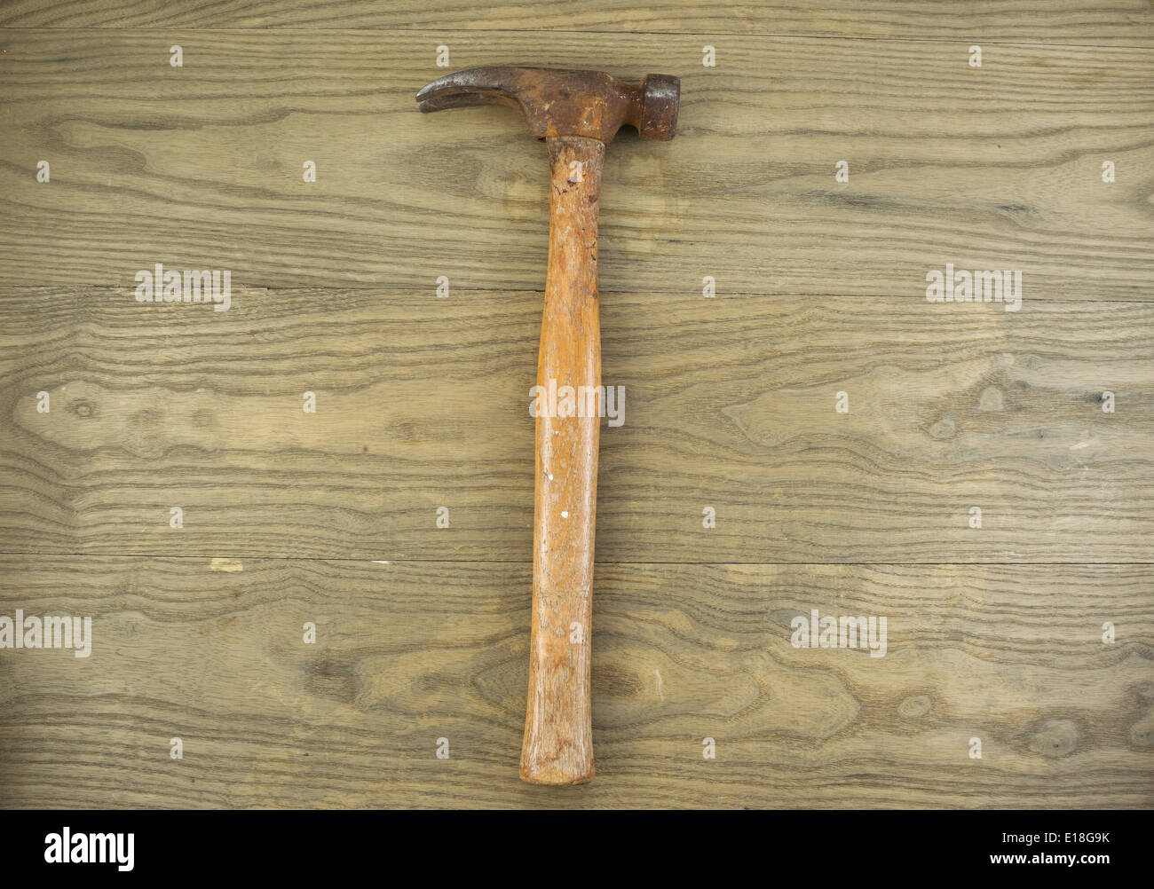 Horizontale Foto von einer alten Latthammer auf Alter Holz Stockfoto