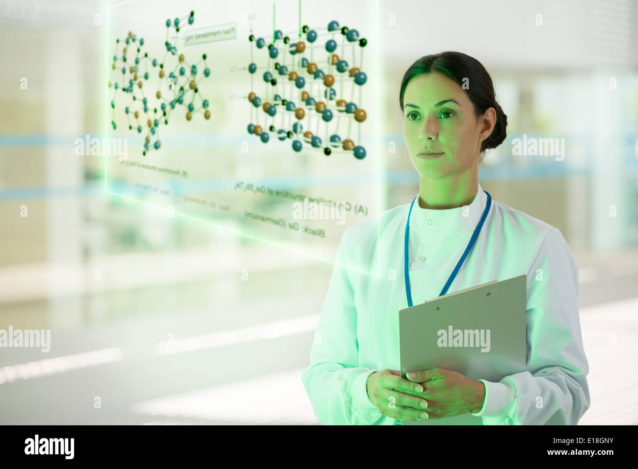 Ernst Arzt mit Zwischenablage im Krankenhausflur Stockfoto