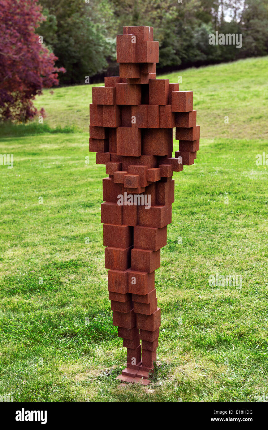 Anthony Gormley Skulptur oder Statue auf dem Gelände des Belcombe Hofes, Bradford-on-Avon, Wiltshire. Stockfoto