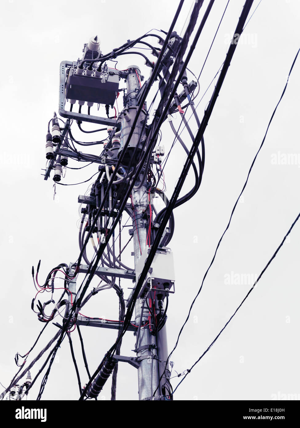 Komplexe beschäftigt elektrischen Oberleitungen in Tokio Japan Stockfoto
