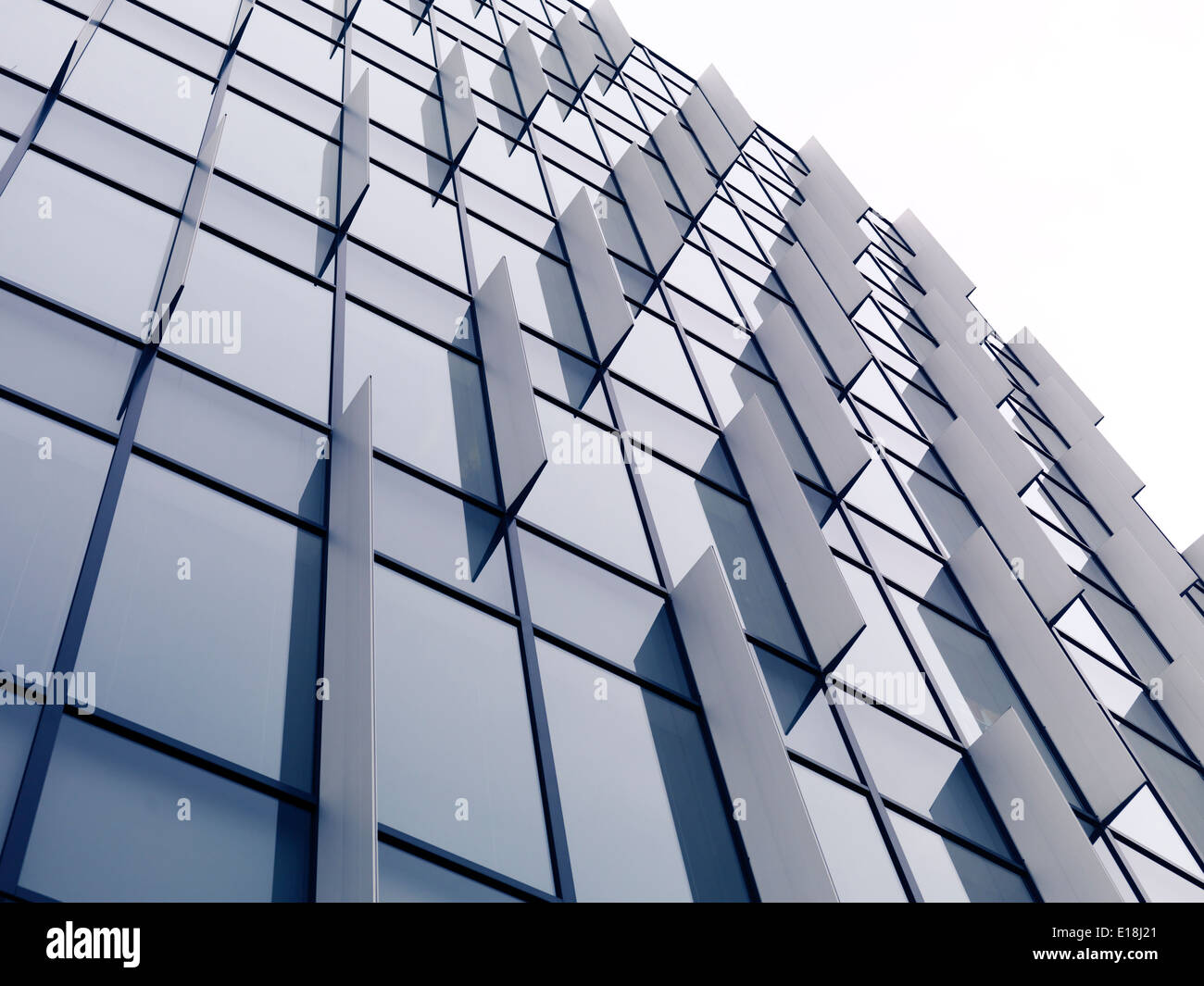 Abstrakte moderne Architektur, Glas und Metall Gebäude Wand Detail Hintergrund. Tokio, Japan. Stockfoto