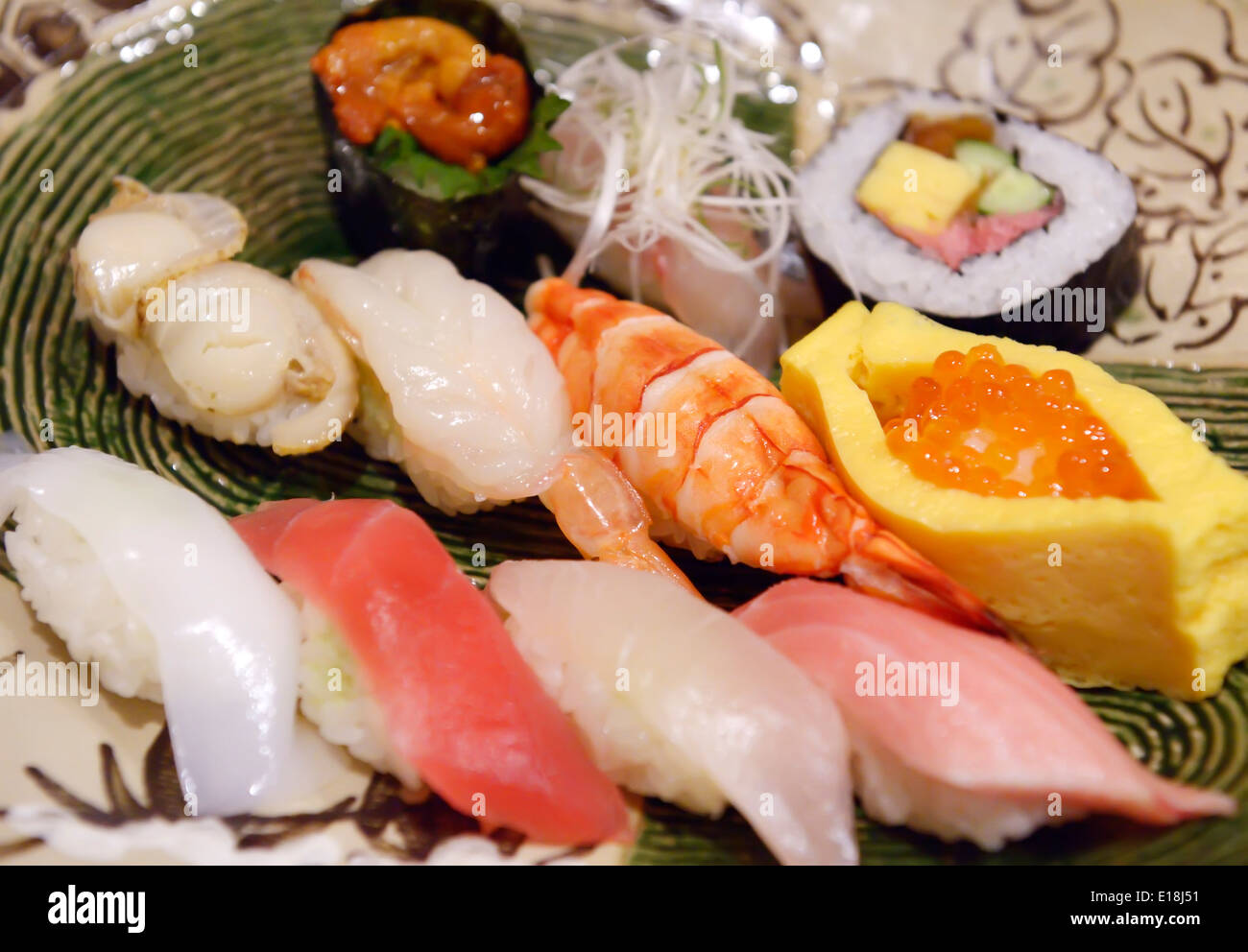 Nahaufnahme von Nigiri Sushi auf dem Teller in einem japanischen Restaurant. Tokio, Japan. Stockfoto