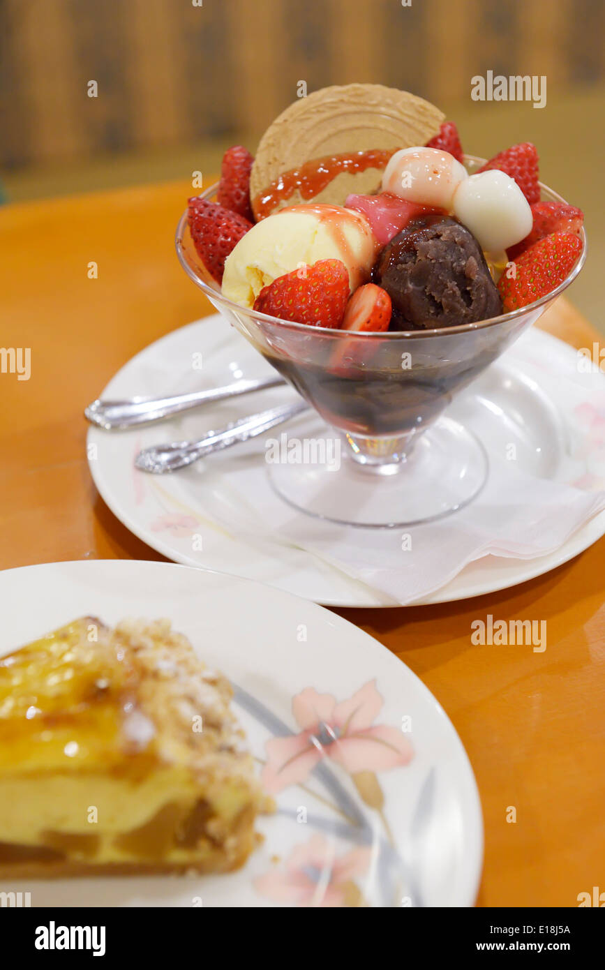 Erdbeer-Parfait und Gebäck auf Platten in einem japanischen Café. Tokio, Japan. Stockfoto