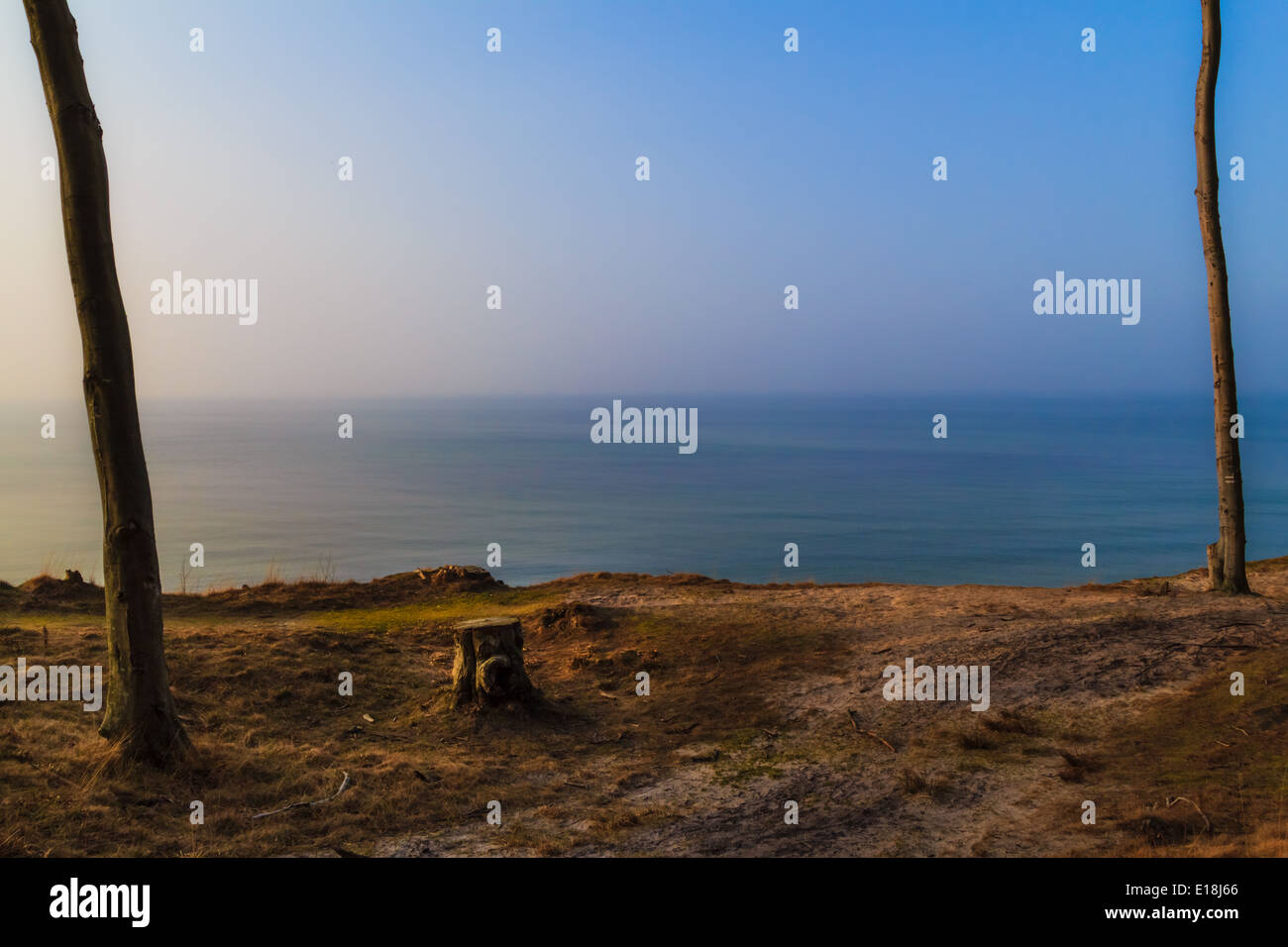 Blick von einer hohen Klippe am Meer Stockfoto